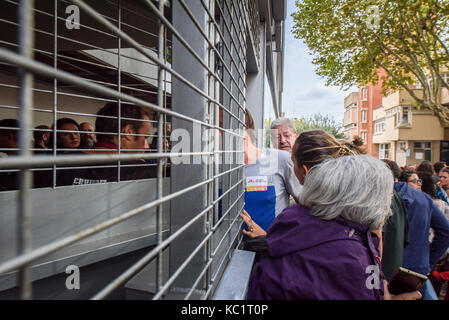 Mataro, Barcelona, Spanien. Am 1. Oktober 2017. Menschen während des Referendums über die Unabhängigkeit Kataloniens in Mataró (Barcelona, Katalonien, Spanien) Credit: Eduardo Fuster Salamero/Alamy leben Nachrichten Stockfoto