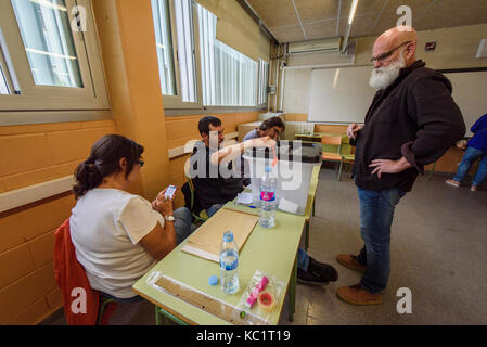 Mataro, Barcelona, Spanien. Am 1. Oktober 2017. Menschen während des Referendums über die Unabhängigkeit Kataloniens in Mataró (Barcelona, Katalonien, Spanien) Credit: Eduardo Fuster Salamero/Alamy leben Nachrichten Stockfoto