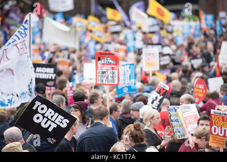 Manchester, Großbritannien. Am 1. Oktober 2017. Die Volksversammlung gegen Sparpolitik halten Sie eine Nationale und Woche lange Vorführung auf der Tory-partei Konferenz starten am Sonntag, den 01. Oktober in Manchester City Centre 01/10/2017 © Gary Mather/Alamy leben Nachrichten Stockfoto