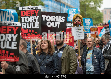 Manchester, Großbritannien. Am 1. Oktober 2017. Die Volksversammlung gegen Sparpolitik halten Sie eine Nationale und Woche lange Vorführung auf der Tory-partei Konferenz starten am Sonntag, den 01. Oktober in Manchester City Centre 01/10/2017 © Gary Mather/Alamy leben Nachrichten Stockfoto