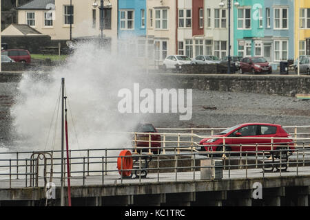 Aberystwyth Wales UK, Sonntag, 01. Oktober 2017 Großbritannien Wetter: Gale force Winde bringen riesige Wellen über casr an der Küste in Aberystwyth am ersten Tag des Monats Oktober geparkt, als Sturm Brian beginnt die UK zu finden. Sturm Brian, der zweite tropensturm der Saison, wird heute voraussichtlich mehr Regen und Sturm Winde im Westen und Norden des UK zu bringen und in Montag. Gelbe Warnungen für Regen haben Ben durch die Met Office Photo Credit: Keith Morris/Alamy leben Nachrichten Stockfoto