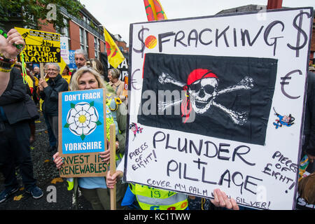 Manchester UK; 1 st. Oktober 2017: Aktivisten und Kampagne Gruppen kamen aus dem ganzen Land zu Protesten gegen die Konservative Partei, die am Beginn ihrer Konferenz 2017 in Manchester Central Convention Complex. Credit: Dave Ellison/Alamy leben Nachrichten Stockfoto