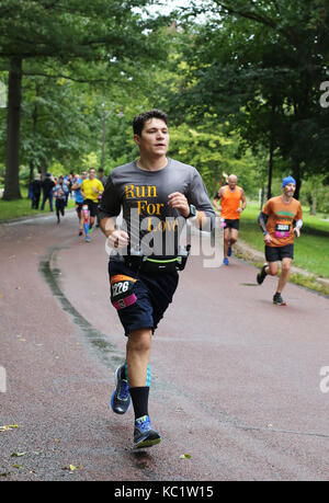 Minneapolis, Minnesota, USA. Am 1. Oktober 2017. Ein Läufer in die Twin Cities Marathon trägt ein T-Shirt mit der Aufschrift 'Run für die Liebe". Copyright Gina Kelly/Alamy leben Nachrichten Stockfoto