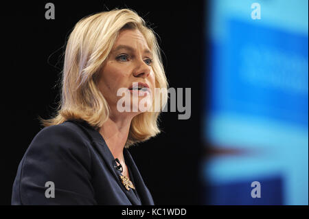 Manchester, England. Am 1. Oktober 2017. Justine Greening, Staatssekretär für Bildung ihrer Rede zu Konferenz, am ersten Tag des dem Parteitag der Konservativen Partei in der Manchester Central Convention Complex. Diese Konferenz folgt den allgemeinen Wahlen vom Juni 2017, in dem die konservative Partei ihre parlamentarische Mehrheit in einer hing das Parlament dadurch verloren. Kevin Hayes/Alamy leben Nachrichten Stockfoto