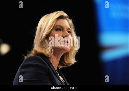 Manchester, England. Am 1. Oktober 2017. Justine Greening, Staatssekretär für Bildung ihrer Rede zu Konferenz, am ersten Tag des dem Parteitag der Konservativen Partei in der Manchester Central Convention Complex. Diese Konferenz folgt den allgemeinen Wahlen vom Juni 2017, in dem die konservative Partei ihre parlamentarische Mehrheit in einer hing das Parlament dadurch verloren. Kevin Hayes/Alamy leben Nachrichten Stockfoto