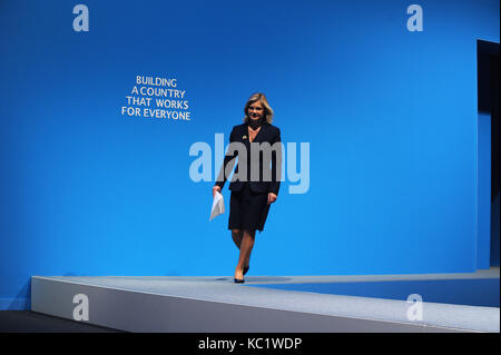 Manchester, England. Am 1. Oktober 2017. Justine Greening, Staatssekretär für Bildung über ihre Rede zur Konferenz zu liefern, am ersten Tag des dem Parteitag der Konservativen Partei in der Manchester Central Convention Complex. Diese Konferenz folgt den allgemeinen Wahlen vom Juni 2017, in dem die konservative Partei ihre parlamentarische Mehrheit in einer hing das Parlament dadurch verloren. Kevin Hayes/Alamy leben Nachrichten Stockfoto