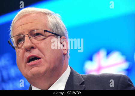 Manchester, England. Am 1. Oktober 2017. Sir Patrick McLoughlin, Vorsitzender der Konservativen Partei liefert seine Begrüßungsrede zur Konferenz, am ersten Tag des dem Parteitag der Konservativen Partei in der Manchester Central Convention Complex. Diese Konferenz folgt den allgemeinen Wahlen vom Juni 2017, in dem die konservative Partei ihre parlamentarische Mehrheit in einer hing das Parlament dadurch verloren. Kevin Hayes/Alamy leben Nachrichten Stockfoto