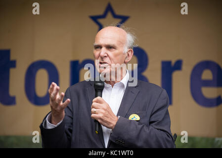 Manchester, Großbritannien. Am 1. Oktober 2017. Sir Vince Cable, Mitglied des Europäischen Parlaments für Twikenham und Führer der Liberalen Partei, spricht an der '#StopBrexit" Demonstration in Manchester, Großbritannien, Sonntag, 1. Oktober 2017. Die Demonstration wurde hielt die Brexit Prozess zu stoppen, und stellen Sie sicher, dass das Vereinigte Königreich (UK) ein volles Mitglied der Europäischen Union (EU). Credit: Jonathan Nicholson/Alamy leben Nachrichten Stockfoto