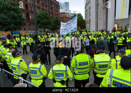 Manchester, Großbritannien. 1. Okt 2017. Aktivisten sind in St. Peter's Square Manchester eingekesselt. Ant-Fracking Aktivisten und dusabled anti Tory Aktivisten treffen schwere Polizei Sicherheit im St. Peter's Square in der Nähe des Konferenzzentrums. Friedens-, anti-Sparpolitik, Anti-Kriegs-Proteste, einschließlich Kundgebungen, Versammlungen, Comedy, Musik & Kultur, die während der vier Tage nach dem Parteitag der Konservativen in Manchester, UK. 1. - 4. Oktober 2017. Credit: Graham M. Lawrence/Alamy leben Nachrichten Stockfoto