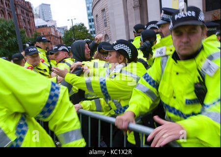 Manchester, Großbritannien. 1. Okt 2017. Die Aktivisten versuchen zu brechen, die Polizei kettling ohne Erfolg. Ant-Fracking Aktivisten und dusabled anti Tory Aktivisten treffen schwere Polizei Sicherheit im St. Peter's Square in der Nähe des Konferenzzentrums. Friedens-, anti-Sparpolitik, Anti-Kriegs-Proteste, einschließlich Kundgebungen, Versammlungen, Comedy, Musik & Kultur, die während der vier Tage nach dem Parteitag der Konservativen in Manchester, UK. 1. - 4. Oktober 2017. Credit: Graham M. Lawrence/Alamy leben Nachrichten Stockfoto