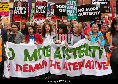 Manchester, Großbritannien. Am 1. Oktober 2017. Keine weiteren Sparmaßnahmen und anti Tory Demonstranten Marsch durch die Stadt während dem Parteitag der Konservativen in Manchester, 1. Oktober 2017 (C) Barbara Cook/Alamy Live News Credit: Barbara Koch/Alamy leben Nachrichten Stockfoto