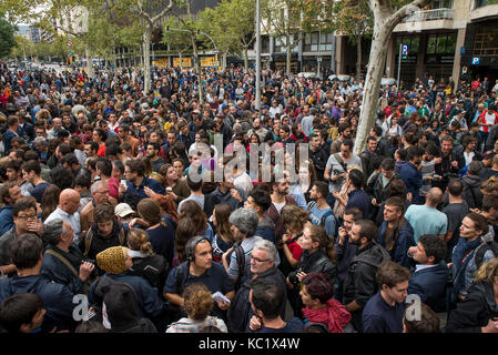 Barcelona, Spanien. 1. Okt 2017. Tausende von Menschen haben vor einer Schule Gebäude versammelt das Wahllokal in der Schule von der Polizei während des Referendums über die Unabhängigkeit Kataloniens in Barcelona, Spanien, 1. Oktober 2017 zu schützen. Die umstrittenen Referendum wurde durch das Spanische Verfassungsgericht vorgeschrieben. Credit: Nicolas Carvalho Ochoa/dpa/Alamy leben Nachrichten Stockfoto