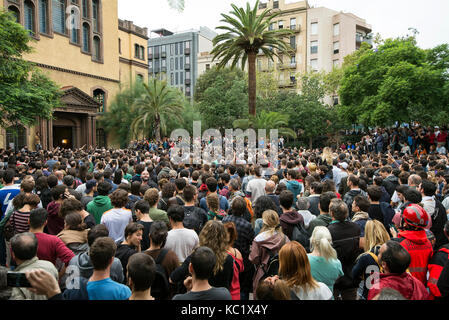 Barcelona, Spanien. 1. Okt 2017. Tausende von Menschen haben vor einer Schule Gebäude versammelt das Wahllokal in der Schule von der Polizei während des Referendums über die Unabhängigkeit Kataloniens in Barcelona, Spanien, 1. Oktober 2017 zu schützen. Die umstrittenen Referendum wurde durch das Spanische Verfassungsgericht vorgeschrieben. Credit: Nicolas Carvalho Ochoa/dpa/Alamy leben Nachrichten Stockfoto