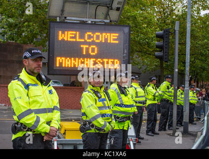 Manchester, Großbritannien. Am 1. Oktober 2017. Tausende von Demonstranten bringen die Straßen von Manchester zum Stillstand Demonstranten Teil in "eine massive "Tories" Protest gegen Sparmaßnahmen zu Ende. Anti-Brexit Aktivisten und Aktivistinnen gegen die Sparpolitik der Regierung sind die Rallyes mit dem Start der Parteitag der Konservativen Partei in der Innenstadt veranstaltet wird, zusammenfallen. 100 der Polizei von nebensächlichen Bereichen erstellt werden, in der der Monitor die Veranstaltung mit großen Bereichen der Stadt ein Cordon mit vielen Straßen geschlossen. Stockfoto