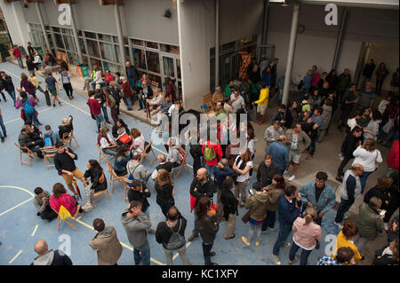 Barcelona, Katalonien. Oktober 1, 2017. Festliche Atmosphäre und etwas Spannung Minuten vor Schließung der Wahllokale 'La Llacuna del Poblenou'. Credit: Charlie Perez/Alamy leben Nachrichten Stockfoto