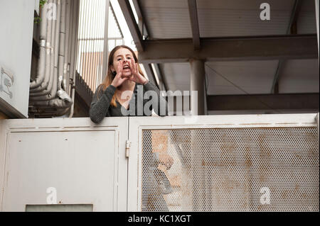 Barcelona, Katalonien. Oktober 1, 2017. Festliche Atmosphäre und etwas Spannung Minuten vor Schließung der Wahllokale 'La Llacuna del Poblenou'. Credit: Charlie Perez/Alamy leben Nachrichten Stockfoto