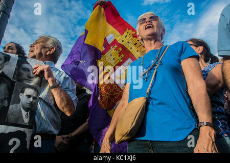 Madrid, Spanien. Am 1. Oktober 2017. Tausende von Menschen demonstriert, im Zentrum von Madrid Puerta del Sol zugunsten der katalanischen Referendum der katalanischen ein unabhängiges Land zu entscheiden, Menschen schreien Madrid ist mit Catalunya. Credit: Alberto Sibaja Ramírez/Alamy leben Nachrichten Stockfoto