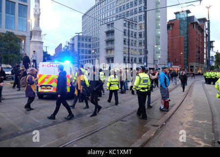 St Peters Square, Manchester, UK - Am Sonntag, den 1. Oktober 2017 - einen Polizeiwagen nimmt man als Polizei verhaftet Demonstrator mit Demonstranten vor dem Parteitag der Konservativen Partei. Foto Steven Mai/Alamy leben Nachrichten Stockfoto