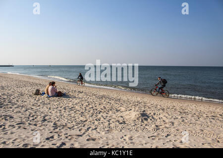 Rowy, Polen. 30 Sep, 2017. Menschen wandern und Radfahren an der Ostsee Strand in Rowy sind in, am 30. September 2017 gesehen. Die Menschen genießen Sie sonnige und warme Herbst Wetter mit Temperaturen von 20 Grad Celsius. Quelle: Michal Fludra/Alamy leben Nachrichten Stockfoto