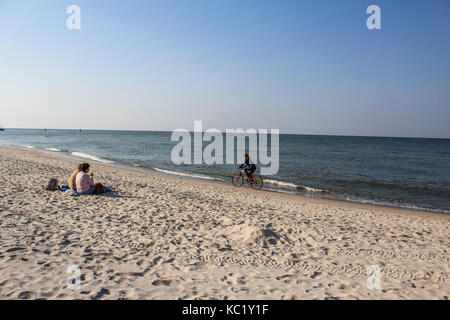 Rowy, Polen. 30 Sep, 2017. Menschen zu Fuß an der Ostsee Strand in Rowy sind in, am 30. September 2017 gesehen. Die Menschen genießen Sie sonnige und warme Herbst Wetter mit Temperaturen von 20 Grad Celsius. Quelle: Michal Fludra/Alamy leben Nachrichten Stockfoto