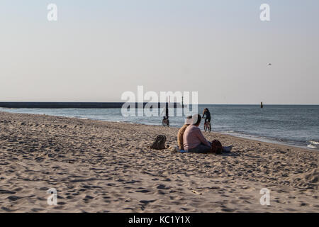 Rowy, Polen. 30 Sep, 2017. Menschen Wandern und Radfahren an der Ostsee Strand in Rowy sind in, am 30. September 2017 gesehen. Leute, sonnigen und warmen Herbst Wetter mit Temperaturen von 20 Grad Celsius. Credit: Michal fludra/alamy leben Nachrichten Stockfoto