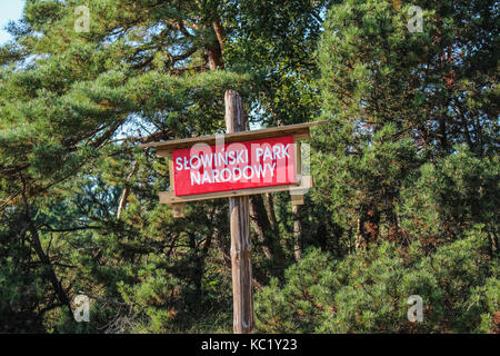 Rowy, Polen. 30 Sep, 2017. Slowinski Nationalpark Information Board in Rowy ist, am 30. September 2017 gesehen. Leute, sonnigen und warmen Herbst Wetter mit Temperaturen von 20 Grad Celsius. Credit: Michal fludra/alamy leben Nachrichten Stockfoto