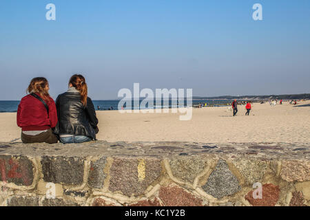 Ustka, Polen. 30 Sep, 2017. Menschen walkin und Sonnenbaden am Strand der Ostsee Senn in Ustka, am 30. September 2017. Die Menschen genießen Sie sonnige und warme Herbst Wetter mit Temperaturen von 20 Grad Celsius. Quelle: Michal Fludra/Alamy leben Nachrichten Stockfoto