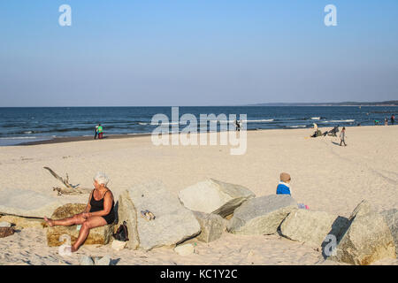 Ustka, Polen. 30 Sep, 2017. Menschen walkin und Sonnenbaden am Strand der Ostsee Senn in Ustka, am 30. September 2017. Die Menschen genießen Sie sonnige und warme Herbst Wetter mit Temperaturen von 20 Grad Celsius. Quelle: Michal Fludra/Alamy leben Nachrichten Stockfoto