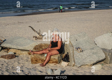 Ustka, Polen. 30 Sep, 2017. Menschen walkin und Sonnenbaden am Strand der Ostsee Senn in Ustka, am 30. September 2017. Die Menschen genießen Sie sonnige und warme Herbst Wetter mit Temperaturen von 20 Grad Celsius. Quelle: Michal Fludra/Alamy leben Nachrichten Stockfoto