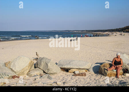 Ustka, Polen. 30 Sep, 2017. Menschen walkin und Sonnenbaden am Strand der Ostsee Senn in Ustka, am 30. September 2017. Die Menschen genießen Sie sonnige und warme Herbst Wetter mit Temperaturen von 20 Grad Celsius. Quelle: Michal Fludra/Alamy leben Nachrichten Stockfoto