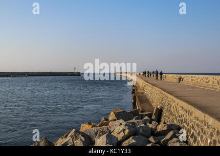 Ustka, Polen. 30 Sep, 2017 Wellenbrecher ist senn in Ustka Ustka, am 30. September 2017. Die Menschen sonnigen und warmen Herbst Wetter mit Temperaturen von 20 Grad Celsius. Credit: Michal fludra/alamy Leben Nachrichten genießen Stockfoto