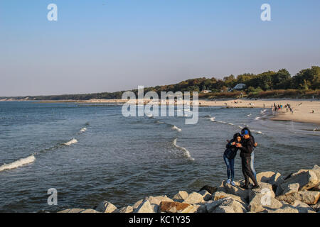 Ustka, Polen. 30 Sep, 2017. Menschen walkin und Sonnenbaden am Strand der Ostsee Senn in Ustka, am 30. September 2017. Die Menschen genießen Sie sonnige und warme Herbst Wetter mit Temperaturen von 20 Grad Celsius. Quelle: Michal Fludra/Alamy leben Nachrichten Stockfoto