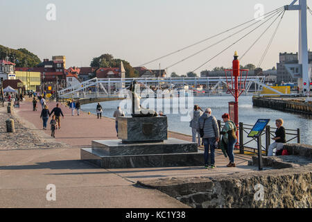 Ustka, Polen. 30 Sep, 2017 Menschen zu Fuß und Sonnenbaden am Strand der Ostsee sind in ustka gesehen, am 30. September 2017. Die Menschen sonnigen und warmen Herbst Wetter mit Temperaturen von 20 Grad Celsius. Credit: Michal fludra/alamy leben Nachrichten Stockfoto