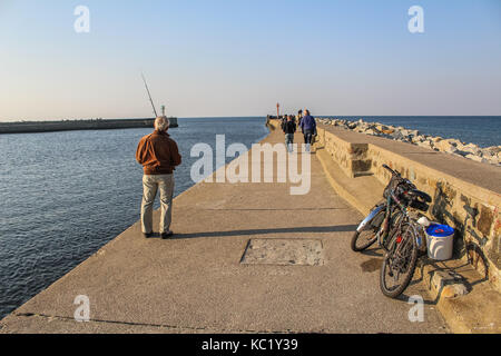 Ustka, Polen. 30 Sep, 2017. Menschen walkin und Sonnenbaden an den Ustka Pier und Wellenbrecher sind in Ustka gesehen, am 30. September 2017. Die Menschen genießen Sie sonnige und warme Herbst Wetter mit Temperaturen von 20 Grad Celsius. Quelle: Michal Fludra/Alamy leben Nachrichten Stockfoto