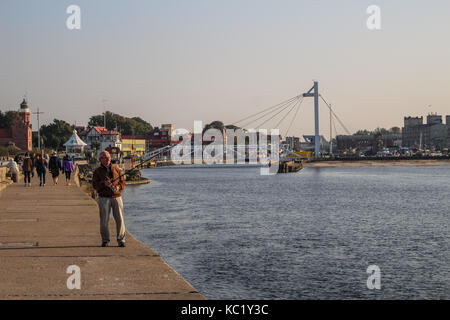 Ustka, Polen. 30 Sep, 2017. Menschen walkin und Sonnenbaden an den Ustka Pier und Wellenbrecher sind in Ustka gesehen, am 30. September 2017. Die Menschen genießen Sie sonnige und warme Herbst Wetter mit Temperaturen von 20 Grad Celsius. Quelle: Michal Fludra/Alamy leben Nachrichten Stockfoto