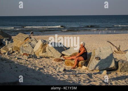 Ustka, Polen. 30 Sep, 2017. Menschen walkin und Sonnenbaden am Strand der Ostsee Senn in Ustka, am 30. September 2017. Die Menschen genießen Sie sonnige und warme Herbst Wetter mit Temperaturen von 20 Grad Celsius. Quelle: Michal Fludra/Alamy leben Nachrichten Stockfoto