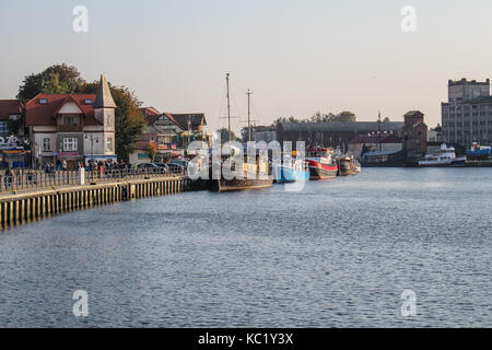 Ustka, Polen. 30 Sep, 2017. In Ustka Ustka Port wird gesehen, am 30. September 2017. Die Menschen genießen Sie sonnige und warme Herbst Wetter mit Temperaturen von 20 Grad Celsius. Quelle: Michal Fludra/Alamy leben Nachrichten Stockfoto