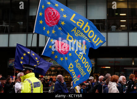 Manchester, Großbritannien. 1. Okt 2017. Die Menschen nehmen an einer Demonstration im Zentrum von Manchester, Großbritannien, am 1. Oktober 2017. Zehntausende Demonstranten in Manchester am Sonntag versammelt, mit einer Reihe von Sammlungen durch Anti-Brexit Gruppen und Aktivisten forderten ein Ende der Konservativen Sparmaßnahmen organisiert. Jährliche Konferenz der Konservativen Partei ist hier vom 1. bis 4. Oktober statt. Credit: Han Yan/Xinhua/Alamy leben Nachrichten Stockfoto