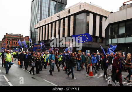 Manchester, Großbritannien. 1. Okt 2017. Die Menschen nehmen an einer Demonstration im Zentrum von Manchester, Großbritannien, am 1. Oktober 2017. Zehntausende Demonstranten in Manchester am Sonntag versammelt, mit einer Reihe von Sammlungen durch Anti-Brexit Gruppen und Aktivisten forderten ein Ende der Konservativen Sparmaßnahmen organisiert. Jährliche Konferenz der Konservativen Partei ist hier vom 1. bis 4. Oktober statt. Credit: Han Yan/Xinhua/Alamy leben Nachrichten Stockfoto