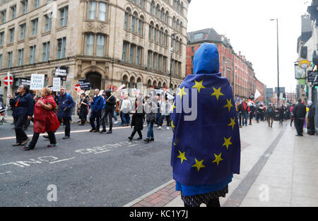 Manchester, Großbritannien. 1. Okt 2017. Die Menschen nehmen an einer Demonstration im Zentrum von Manchester, Großbritannien, am 1. Oktober 2017. Zehntausende Demonstranten in Manchester am Sonntag versammelt, mit einer Reihe von Sammlungen durch Anti-Brexit Gruppen und Aktivisten forderten ein Ende der Konservativen Sparmaßnahmen organisiert. Jährliche Konferenz der Konservativen Partei ist hier vom 1. bis 4. Oktober statt. Credit: Han Yan/Xinhua/Alamy leben Nachrichten Stockfoto