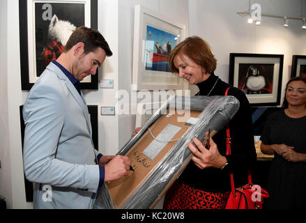 Dorset, Großbritannien. 01 Okt, 2017. Künstler Doug Hyde öffnet Kunstgalerie Dorchester, Dorset, Großbritannien. Doug Hyde Credit: Finnbarr Webster/Alamy leben Nachrichten Stockfoto