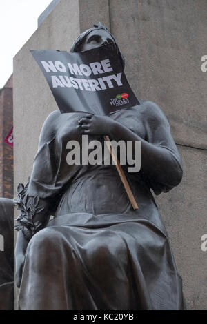 Manchester, Großbritannien. 1. Okt 2017. Eine grosse Demonstration gegen Sparmaßnahmen, die während dem Parteitag der Konservativen Partei in der Innenstadt. Credit: Alex Ramsay/Alamy leben Nachrichten Stockfoto