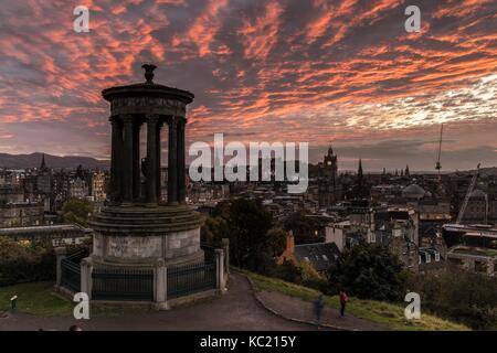 Edinburgh, Schottland, Großbritannien. 01 Okt, 2017. einen atemberaubenden Sonnenuntergang über der Stadt Edinburgh suchen von Calton Hill auf der Burg wie starke Winde und Regen ist für den folgenden Morgen vorhergesagt. Credit: Rich Dyson/alamy leben Nachrichten Stockfoto