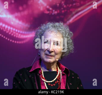 Margret Atwood, Autor von "Die Geschichte der Dienerin", berichtet Edwards über den wissenschaftlichen Hintergrund für Ihr schreiben an Caroline.at New Scientist live 2017 Stockfoto