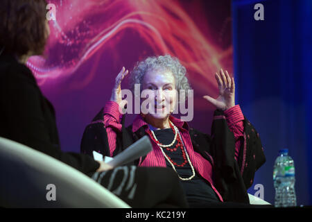 Mehrere valuesmargret Atwood, Autor von "Die Geschichte der Dienerin", berichtet Edwards über den wissenschaftlichen Hintergrund für Ihr schreiben an Caroline.at New Scientist live 2017 Stockfoto