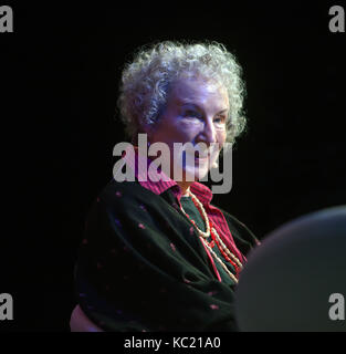 Margret Atwood, Autor von "Die Geschichte der Dienerin", berichtet Edwards über den wissenschaftlichen Hintergrund für Ihr schreiben an Caroline.at New Scientist live 2017 Stockfoto