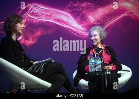 Margret Atwood, Autor von "Die Geschichte der Dienerin", berichtet Edwards über den wissenschaftlichen Hintergrund für Ihr schreiben an Caroline.at New Scientist live 2 Stockfoto