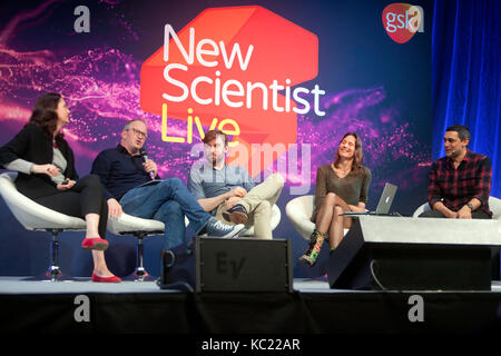 Von links nach rechts Lucie Green, Robin Ince, Andrew Steele, Helen Czerski und Adam Rutherford, die an Cosmic Shambles Live teilnehmen Stockfoto