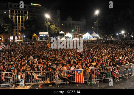 Am 1. Oktober 2017 treffen sich die Katalanen in Placa Catalunya, Barcelona, um die Ergebnisse des Unabhängigkeitsreferendums abzuwarten. Stockfoto