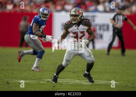 Tampa, Florida, USA. 31 Aug, 2017. Tampa Bay Buccaneers zurück laufen Jacquizz Rodgers (32) im Spiel gegen die New York Giants am Sonntag, den 1. Oktober 2017 bei Raymond James Stadion in Tampa, Florida. Credit: Travis Pendergrass/ZUMA Draht/Alamy leben Nachrichten Stockfoto